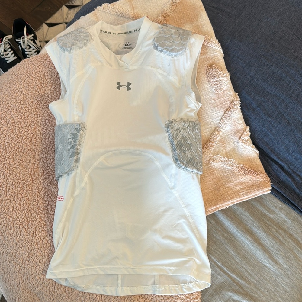 🏈 Under Armour Padded football under shirt MENS SMALL gently used condition